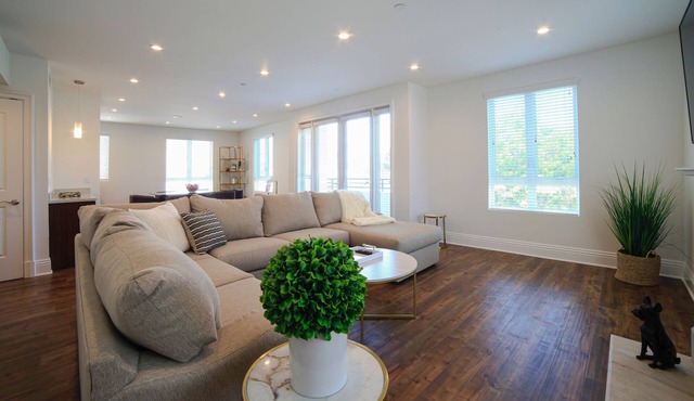 Beverly Hills Luxury Condo, 5% Discounts on monthly bookings.