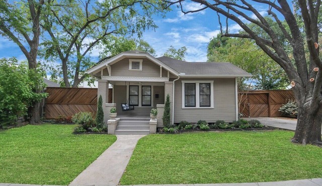 Beverly is a charming 1925 cottage-style bungalow in The Heights, sleeping 4 (2B/1B) and filled with natural light. Walk to the jog track, tennis courts, and local shops/eateries. Enjoy a fenced, pet-friendly yard, front porch swing, and a relaxing b