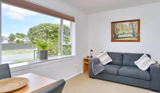 Bevington - Renovated 1 bedroom Studio