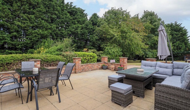 BEWHOLME, pet friendly, with hot tub in Skipsea