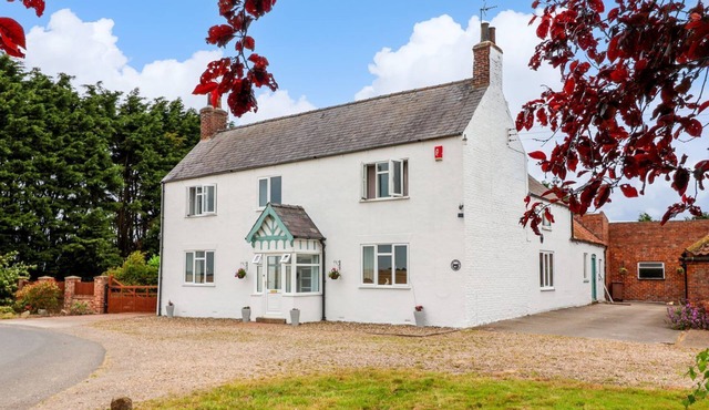 BEWHOLME, pet friendly, with hot tub in Skipsea