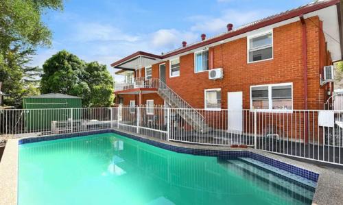 Bexley 5Br near Train & Shpping with pool 10ppl First Floor