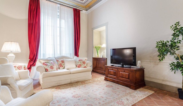 BEYOND THE EXTRAORDINARY Romantic Quiet Spacious Apartment Next to Guinigi Tower in Lucca