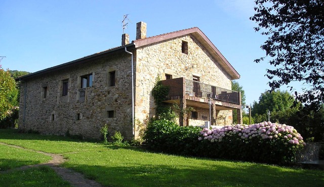 Bezales House. Country house in Ampuero, beds for 19+ visitors