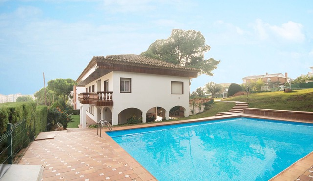 BFA 1 Great 6 bedroom house with pool, tennis and garden