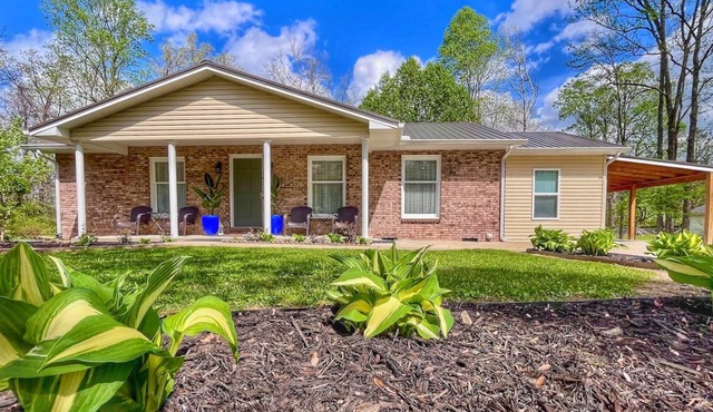 Bhie Lovely Hideaway | RRG | Peaceful | Cozy Stay. Stanton location, just steps from Kroger and a short 15-minute drive to Natural Bridge. Ideal home base for hikers + climbers, featuring a modern kitchen, firepit, grill, covered patio