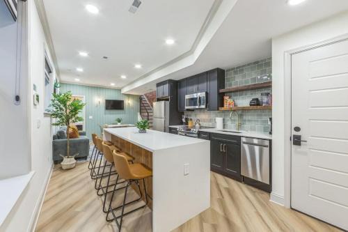 Bi-Level 2BR w Rooftop - Sleeps 12 - 10 min to DT