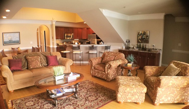 Bi-Level Penthouse 3bedroom Top Floor Mariners Landing w/Amenities