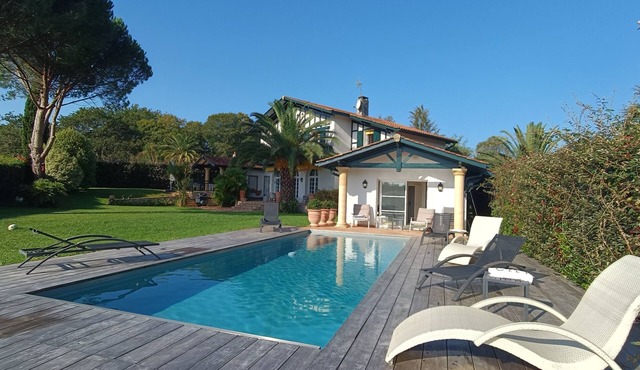 Biarritz-bassussarry :large Villa on Golf Course,8 to 10 People,10min to Beach