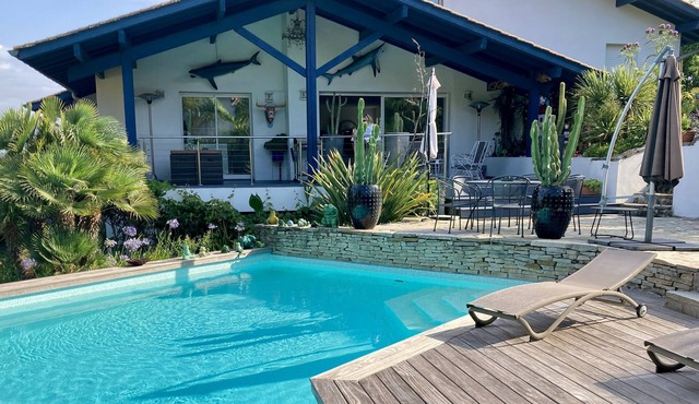 BIARRITZ in summer, villa golf de BASSUSSARRY heated swimming pool