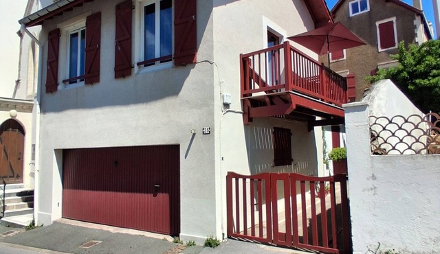 BIARRITZ LES HALLES, city center apartment. 4 pers 200 m BEACH, garage terrace