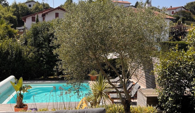 Biarritz, Quiet house for 8 ps with south facing pool 10 minutes from the beaches
