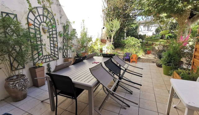 Biarritz St Charles. Quiet garden, Walking distance to beaches and golf course