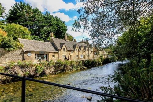 Bibury Riverside Cottage Grade II listed 6ppl