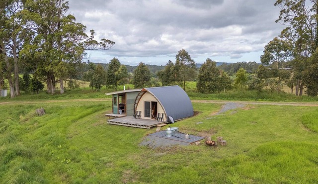 Bickell's Hut - Off-Grid Farm Stay, Fire Pit, Fire Bath, Cozy, Views - Sleeps 2 -4