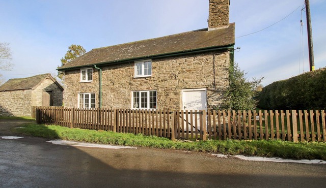 BICTON COTTAGE, pet friendly, with open fire in Clun