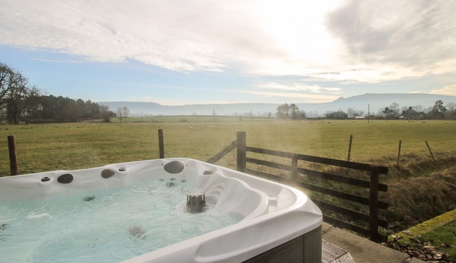 BICTON LEA, pet friendly, with hot tub in Clun