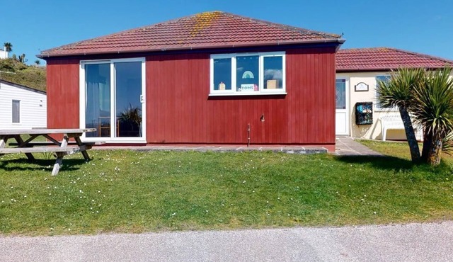 Bide a wee is a chalet to enjoy the surrounding dunes and spectacular views across Hayle Estuary