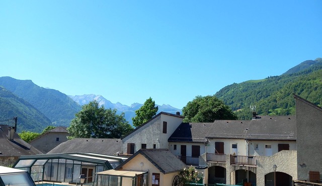 Bielle Apartment: Stunning Mountain Views & Linens Included