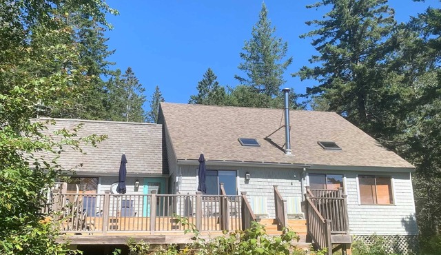 Biello Cottage - on the water in Trenton