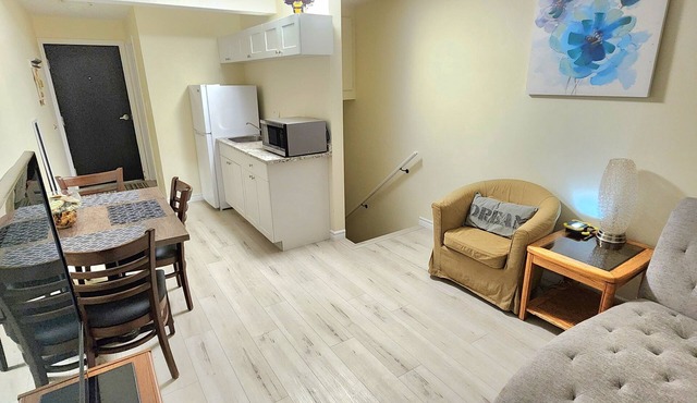 Big 1 Bedroom Plus Den In Arthur - 3 Beds
