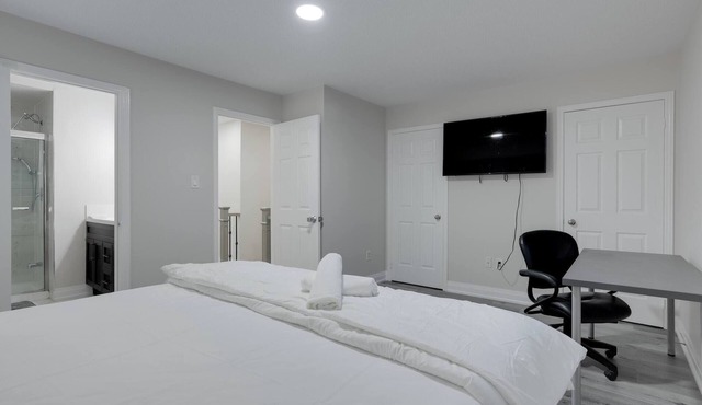 Big 1bed Suite with fast Internet, Office & Private Bath