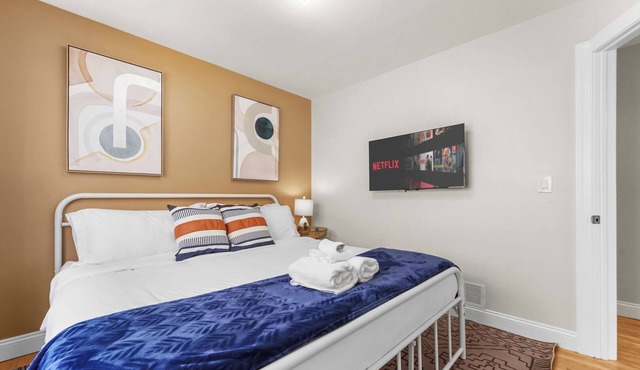 Big 3br 1.5ba Free Parking Sleeps 10 Deck