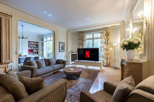 Big 3BR Apartment for 9 - Near Arc de Triomphe