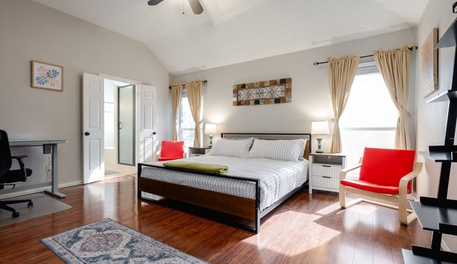 Big 4 Bdrm 2 Bath, Private 15' Swim Spa, Hot Tub, Fenced Private Yard, Big Trees