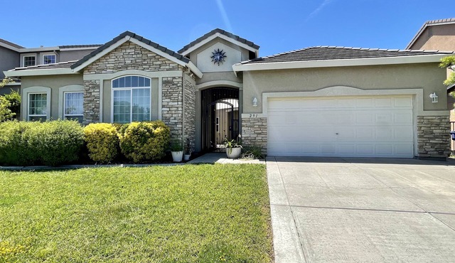 Big 4 bedroom house with parkview 15 min to airport or downtown