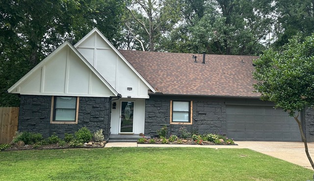 Big 5 bedroom South Broken Arrow walk to Indian Springs Golf Course Fast WiFi