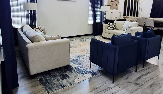 BIG 5BR Home - Pets OK - RV Parking