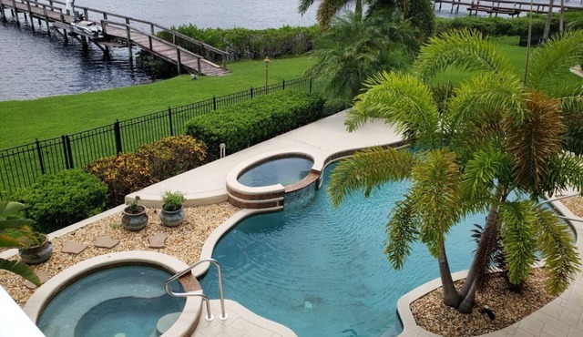 Big 7500 sf 6-bedroom, 4.5-bathroom, home overlooking the Myakka River.