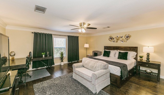Big and cozy 4 bedrooms with a gorgeous backyard!