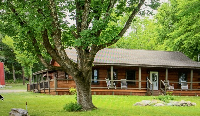Big and Cozy Cabin Near Nashville, on 4 acres with King Bed & Pool