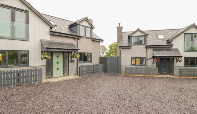 BIG AZZLES, pet friendly, country holiday cottage in Benllech