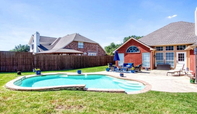 Big Backyard w/pool, Centrally Located