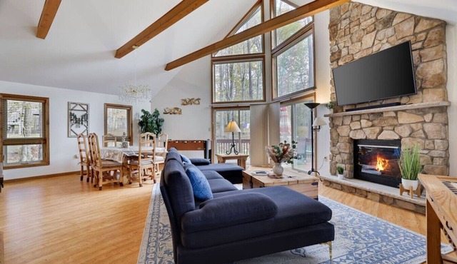 Big Bass Lake 3BR Poconos Chalet - PS5 - Fire-Pit - POOL