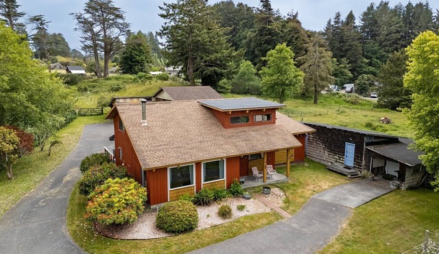 🌤🏡 Big Bay Cabin - Humboldt Bay Views, Cozy, Centrally Located 🌊
