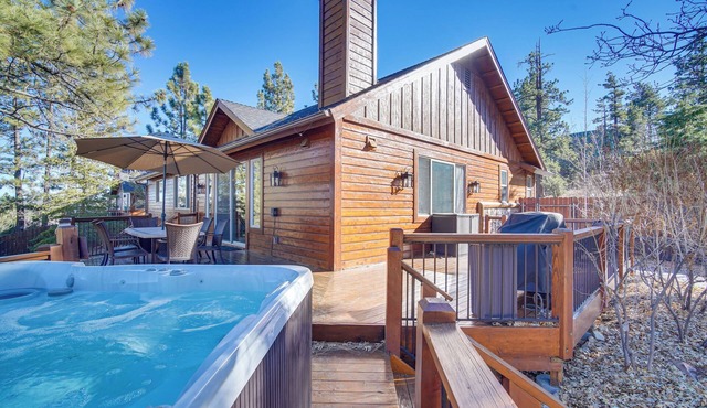Big Bear Lake Cabin w/Hot Tub & Gas Fire Pit!