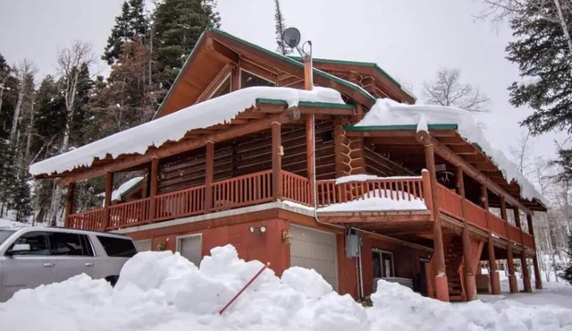 Big Bear Lodge: Mountain 7BR Hot Tub, Sauna, Fast WIFI, near Park City