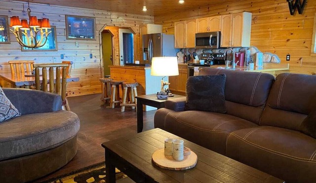 Big Bear Lodge 🐻🐾, On Lake w/Private Beach & Tiki Bar 🏖 Wi-fi & Dish Network!