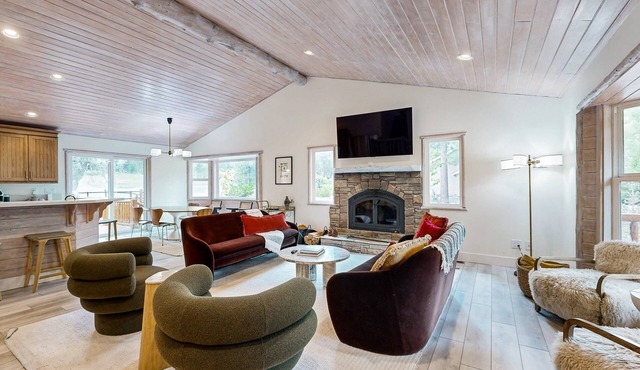 Big Bear White Skies – Family Cabin with Hot Tub, Game Room & Mountain Views Near Snow Summit