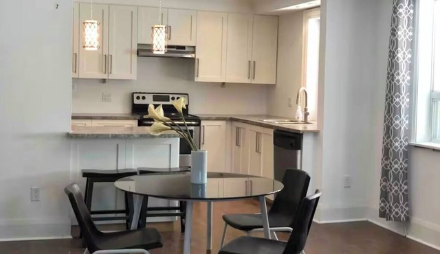 BIG & BEAUTIFUL- 2Bdrm-Waters Edge Steps Away! Spacious,Bright,Quiet Side Street