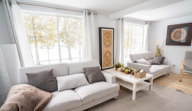 Big Beautiful 6 Bed Chalet Waterfront in Rigaud