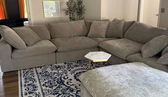 Big Beautiful Abode in Omaha- 4 bedrooms and on a walking trail to Zorinsky Lake