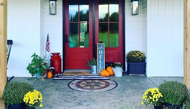 Big Beautiful Farmhouse - Sunsets, Hot Tub, Fire Pit, Trails, farm fresh eggs!