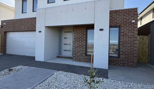 Big & Beautiful Modern Home, Ensuite with every Bedroom! Close to everything