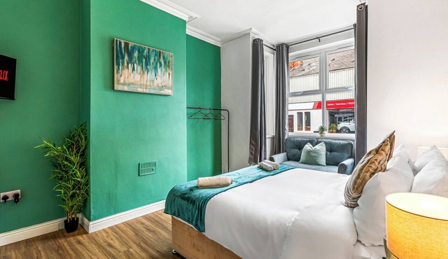 Big Beds | Smart TVs | Ultra Fast Wi-Fi | Sleeps 6