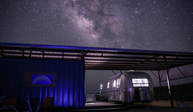 Big Bend StarGazer:Retro Airstream,Neolithic Views